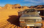 La Libye ; Fezzan ; Djebel Akakus. Un 4x4 fait une pause dans les déserts du Wadi Teshuinat dans le Jebel Akakus.