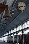 Mozambique, Maputo. L'horloge au-dessus de la plate-forme de la gare ferroviaire de Eiffel à Maputo.