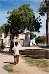 Mozambique, Ihla de Moçambique, Stone Town. Un garçon marche dans les rues non pavées de Stone Town.