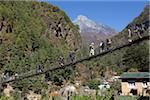 Nepal, Everest-Region Khumbu-Tal. Zwischen Lukla und Namche Bazar überquert den Everest Base Camp-Trail Täler über Draht Brücken.