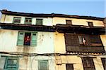 Nepal, Kathmandu, eine Frau schaut aus dem Fenster am Swayambunath Tempel Monkey Kathmandu-Tal mit Blick auf die