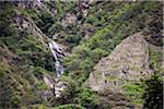 Au Pérou, les ruines de l'Inca à Choq esuysuy sont situées adjacente à un cours d'eau qui tombe en bas des montagnes abruptes de Phuyupatamarka.