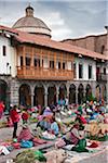 Pérou, marché Santuranticuy se tient dans la place principale de Cuzco une fois par an sur la veille de Noël. Objets à vendre sont liés à Noël.