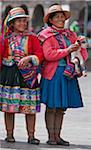 Peru, zwei indigene peruanische Frau tragen Tracht in Cusco s Hauptplatz, Plaza de Armas.