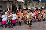 Au Pérou, les danseurs masqués pour défilé le jour de Noël à Cusco s square, Plaza de Armas, célébrant les Andes bébé Jésus, Nino Manuelito.