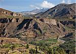 Pérou, fermes à l'aide de terrassement pré-inca dans le Canyon de Colca magnifiques avec les sommets enneigés au loin.