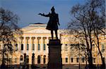 Russie, Saint-Pétersbourg ; Une sculpture du poète russe Alexandre Pouchkine, debout sur la rue Pushkinskaya.