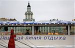 Russland, St. Petersburg; Ein Restaurant-Schiff verankert auf die Newa mit der ""Kunstkammer"" hinter.