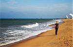Frau zu Fuß am Strand, Negombo, Sri Lank.