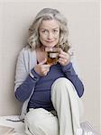 Femme Senior avec un verre de thé