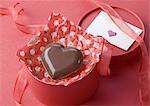 Lettre et gâteau au chocolat en forme de coeur