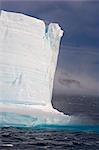 L'Antarctique, l'Antarctic Sound et Hope Bay, Icebergs et vent catabatique élevé au large de la base permanente argentin.