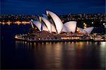 Australien, New South Wales, Sydney. Blick über Hafen von Sydney, das Opernhaus in der Dämmerung.