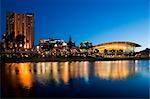 Australien, South Australia, Adelaide. Das Adelaide Convention Centre am Ufer des River Torrens in der Dämmerung.