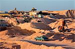 Australien, South Australia Coober Pedy. Die Mondkalender-ähnliche Landschaft von Coober Pedy - eine Outback-Stadt meist unterirdisch gebaut.