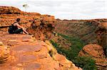 Australia, Northern Territory (Kings Canyon) Watarrka-Nationalpark. Ein Wanderer einen Blick auf den Kings Canyon. (PR)