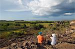 Australien, Northern Territory, Kakadu-Nationalpark. Blick über die Talaue Nadab an Aborigines der Ubirr. (PR)