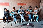 China, Provinz Hunan Fenghuang, eine Gruppe von jungen singen und Gitarre spielen