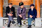 La Chine, la Province de Guizhou, Taijiang, vieillards assis