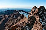 Kenia. Schnee bestäubt Twin Peaks des Mount Kenya, Afrika s der zweite höchsten Berges mit Point Lenana und Lewis Gletscher.