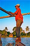 Mombasa au Kenya. Un batelier sur un des ferries qui emmène ses passagers à Funzi Island, côte sud Kenyas.