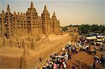 Djenne, Mali. Marktstände neben der Moschee von Djenne oder Grande Mosquee, einer der auffälligsten Schlamm-Backsteingebäude Afrikas.