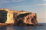 Malte, Gozo, Saint-Laurent, Dwerja, coucher de soleil sur les falaises de Dwerja avec Fungus Rock au premier plan.