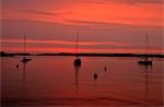 Suède, près de Stockholm, l'archipel de Stockholm, sene. Tombée de la nuit de héraut du ciel rose saumon à l'île de sene.