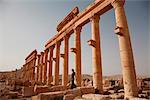 Syrie, Palmyre. Un touriste promenades parmi les ruines antiques de la ville de reine Zenobia à Palmyra.