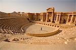 Syrie, Palmyre. Un touriste se promène dans la partie de l'amphithéâtre de la ville romaine de reine Zenobia à Palmyra.