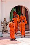 Thaïlande. Robe safran des moines bouddhistes entrez le Phra Pathom Chedi, qui a le plus grand stupa en Thaïlande.