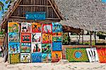 Tanzanie, Zanzibar. Un restaurant vendant des peintures par des artistes locaux, près de plage de Paje dans le sud-est de l'île.