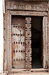 Tanzanie, Zanzibar, Stone Town. Une beau vieux sculptée porte en bois d'une maison à Stone Town.