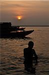 Ritual Baden, Fluss Ganges, Varanasi Bezirk, Varanasi, Uttar Pradesh, Indien