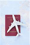 Spielzeug Flugzeug, Reisepass und Karte
