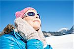 Femme portant des lunettes de soleil en plein air en hiver