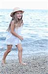 Fille se promener sur la plage