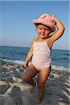 Enfant en bas âge à la plage