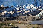 Tentes planté le long de la plage de gravier devant le Glacier de Spencer, forêt nationale de Chugach, centre-sud de l'Alaska, l'été