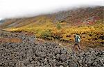 Femelle randonneur randonnée jusqu'au col de 3 200 mètres menant au cours supérieur de la rivière Santucary, Parc National Denali, Alaska intérieur automne