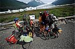Gruppe von Radfahrern auf seinem Weg ins Spencer Gletscher, Chugach National Forest, Kenai-Halbinsel Kenai, Alaska, Sommer