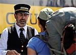 Le chef d'orchestre accueille les passagers qu'ils à bord Chugach Explorateur de l'Alaska Railroad au Portage pour un voyage de whistle stop à Spencer Glacier, centre-sud de l'Alaska, l'été