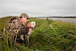 Jäger mit Yellow Lab und Ente Jagd rufen Sie entlang der Küste der Bristol Bay in Crystal Creek Lodge, Königslachs, Südwesten Alaskas, Sommer