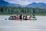 Flotteur de familles dans deux radeaux liés ensemble sur la rivière Yukon, Yukon-Charley Rivers National Preserve, intérieur de l'Alaska, l'été