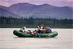 Un couple aime le jour avec la lecture d'un livre et faire la sieste sur un voyage de flotteur radeau du fleuve Yukon en été du Yukon Charley-Rivers National Preserve, intérieur de l'Alaska,