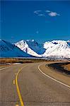 Anzeigen des George Parks Highway, wie es durch die Ausläufer der Alaskakette im Frühling breit Pass, South Central Alaska, passiert