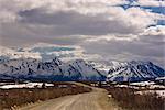 Blick auf den Denali Highway und Alaskakette Ausläufern kurz vor der Brücke über den Susitna River mit Clearwater Bergen im Hintergrund, South Central Alaska, Frühling