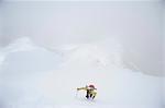 Backpacker grimpe le Chamberlin crête ouest du Mont dans la chaîne de Brooks, ANWR, Arctique de l'Alaska, l'été