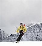 Backcountry Skifahrer auf dem Gletscher auf der Nordseite des Mount Chamberlin, Brooks Range, ANWR, Arktische Alaska, Sommer