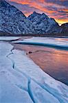 Sonnenaufgang am Mount Yukla mit nördlich Fluss im Vordergrund, Eagle River Valley, Chugach State Park, South Central Alaska, Winter